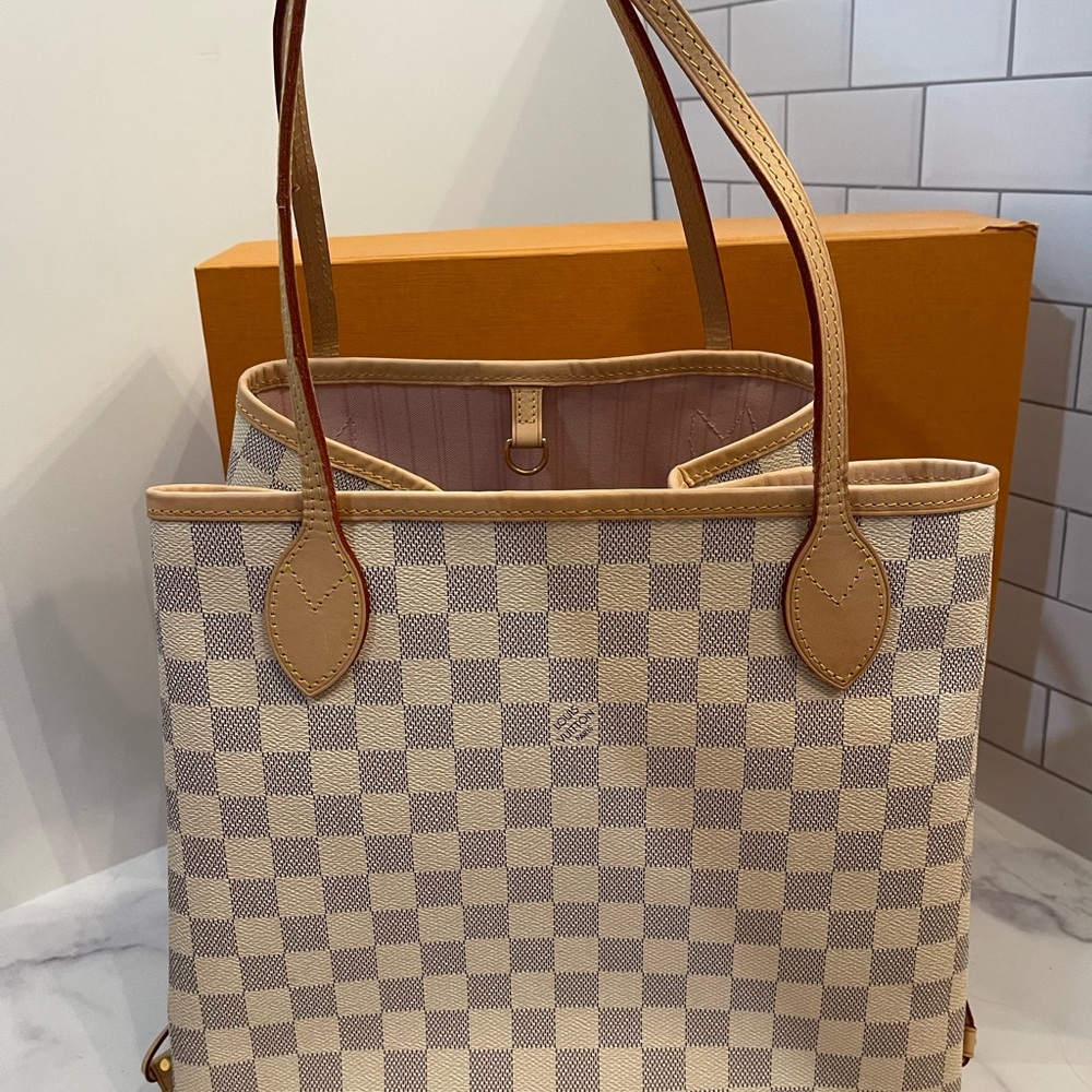 Like New Louis Vuitton Purse!